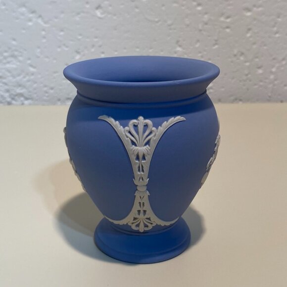 Wedgwood Blue Jasperware Small Vase with White Motif - Picture 4 of 8